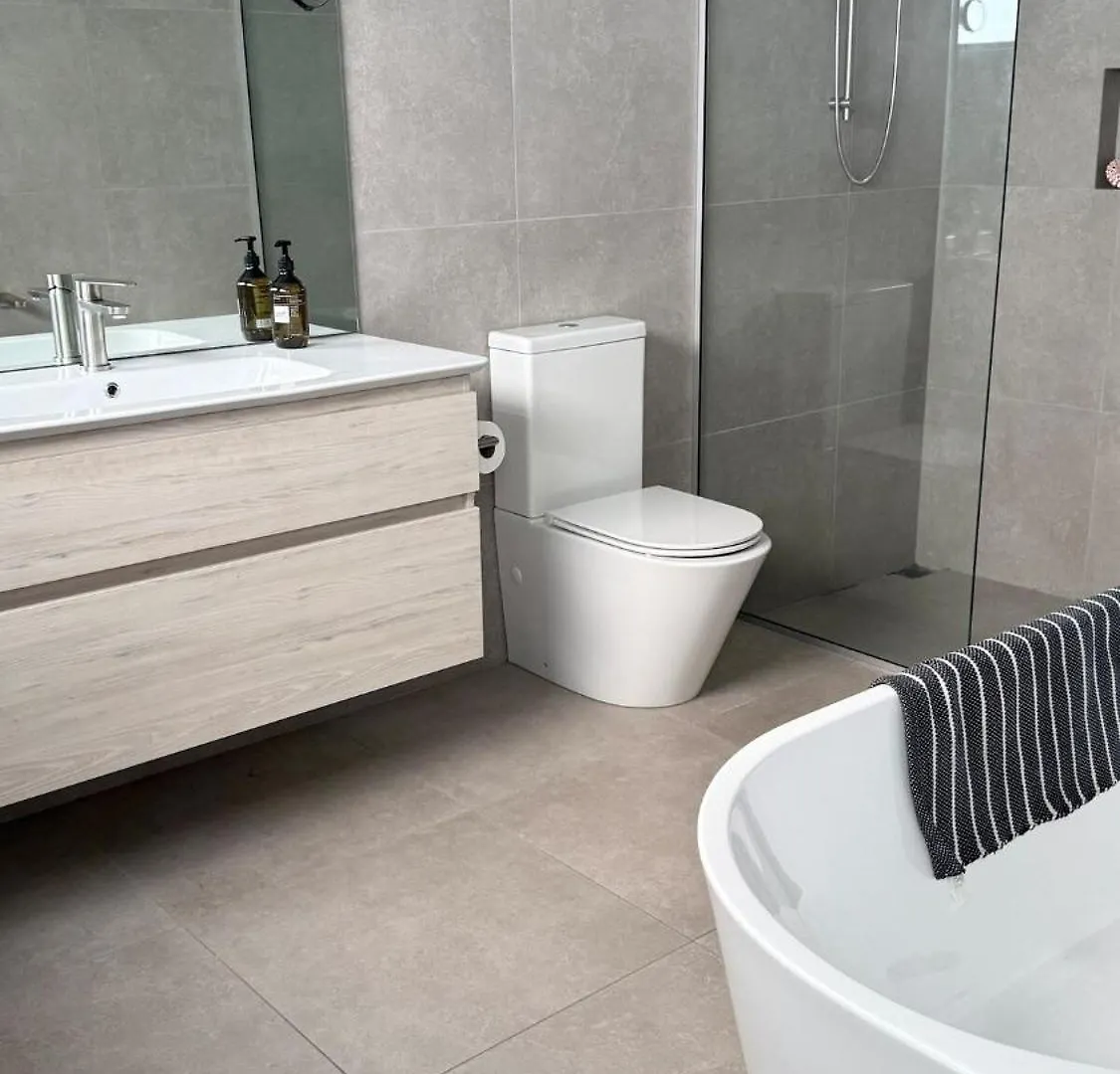 Luxury Retreat With Ocean Views, Sauna & Plunge Christchurch Holiday home