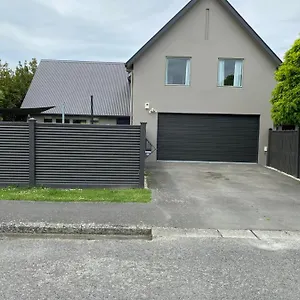 By Hagley Park Holiday home