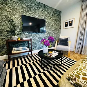 2 Bed Beckenham Beauty - Pet Friendly Holiday home